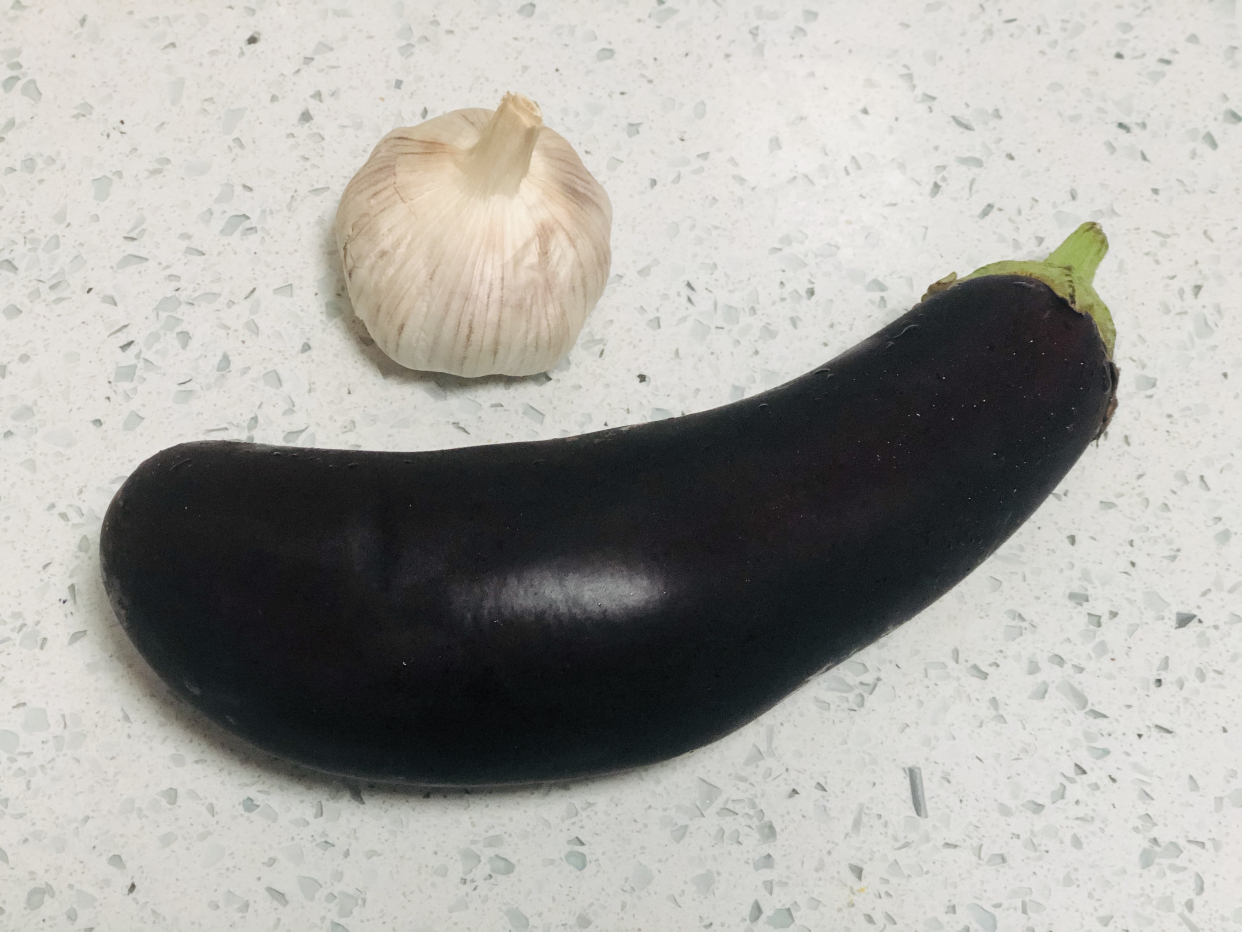 现在才知道,炒茄子不能先放油,教你一招,茄子不吸油不发黑