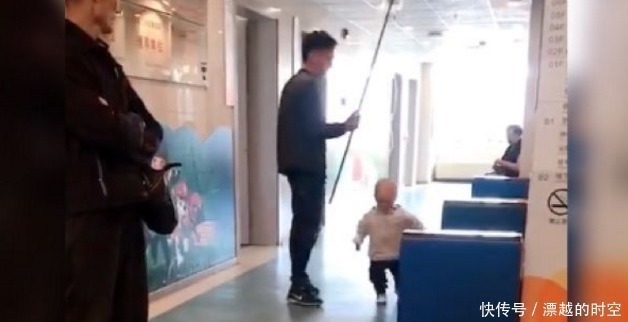 老爸|“医院最霸气宝宝”走红,边输液边溜爸爸,网友卑微的爸爸