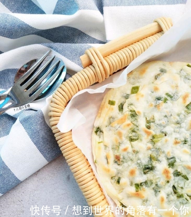 剩下的饺子皮怎么办？加点葱花擀成饼，煎一煎，满口酥脆