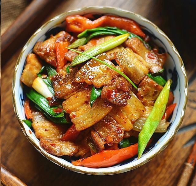 青红辣椒|经典川菜回锅肉的正宗做法,简单易学,肥而不腻
