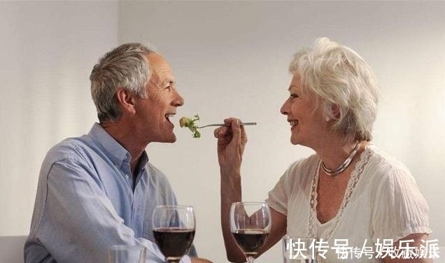 多喝水|长寿老人通常有这5个“共性”,坚持做到,长寿其实很简单!