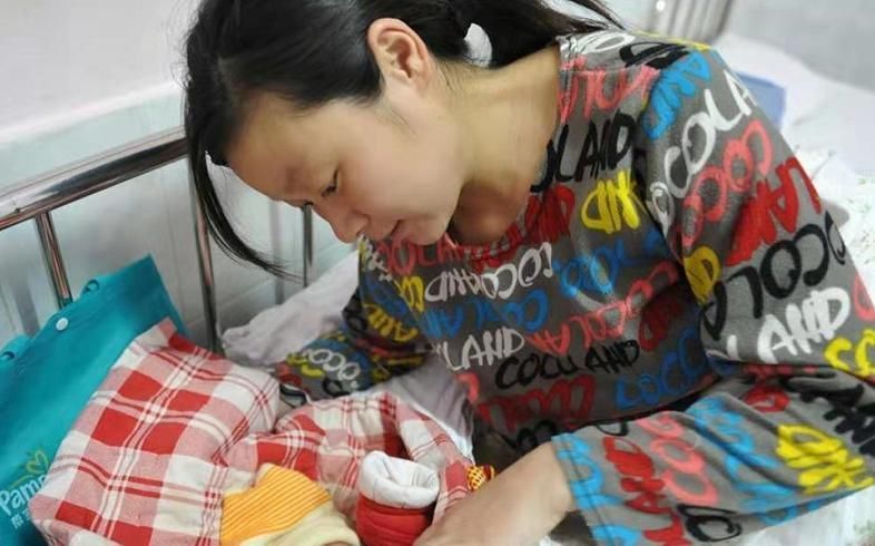 衣服|“满月照”成圈套,越来越多的父母往里跳,娃不哭闹却受罪