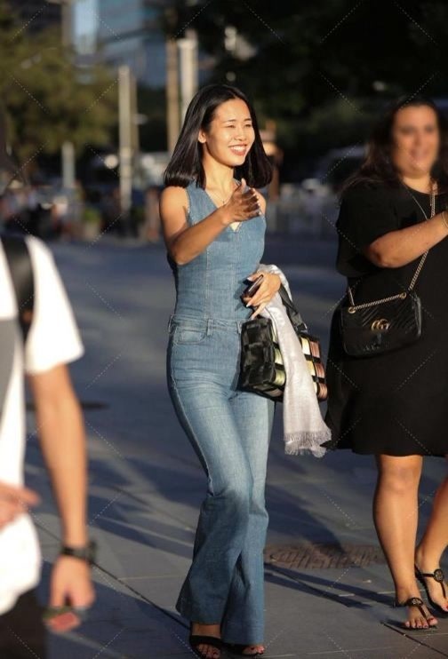 穿搭 墨绿色的无袖上衣,搭配黑色九分裤,整体给人简单清爽利落感觉