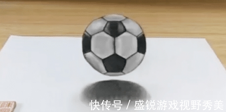 足球&美术生把足球画成乌龟,把画纸旋转180°后,眼前一亮效果炸裂啊
