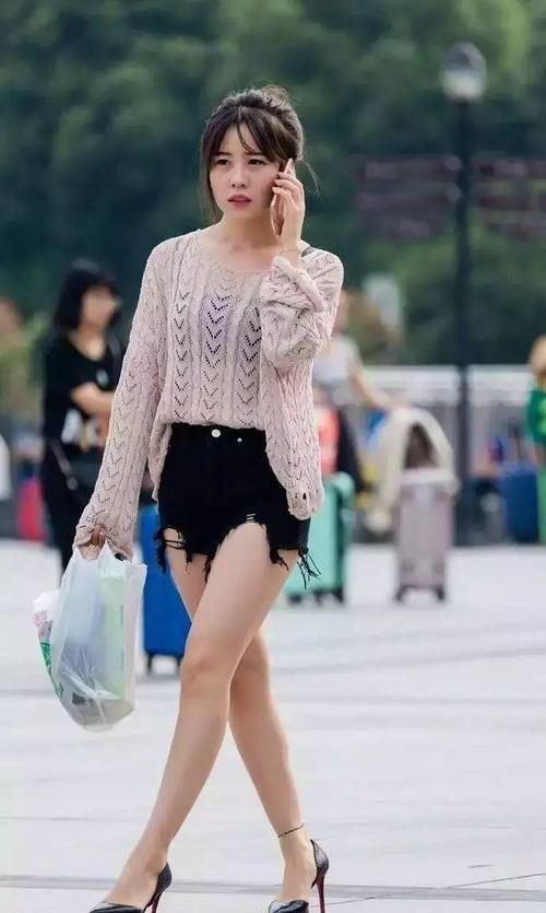 街拍：女生简约搭配，高跟鞋穿出时尚姿态