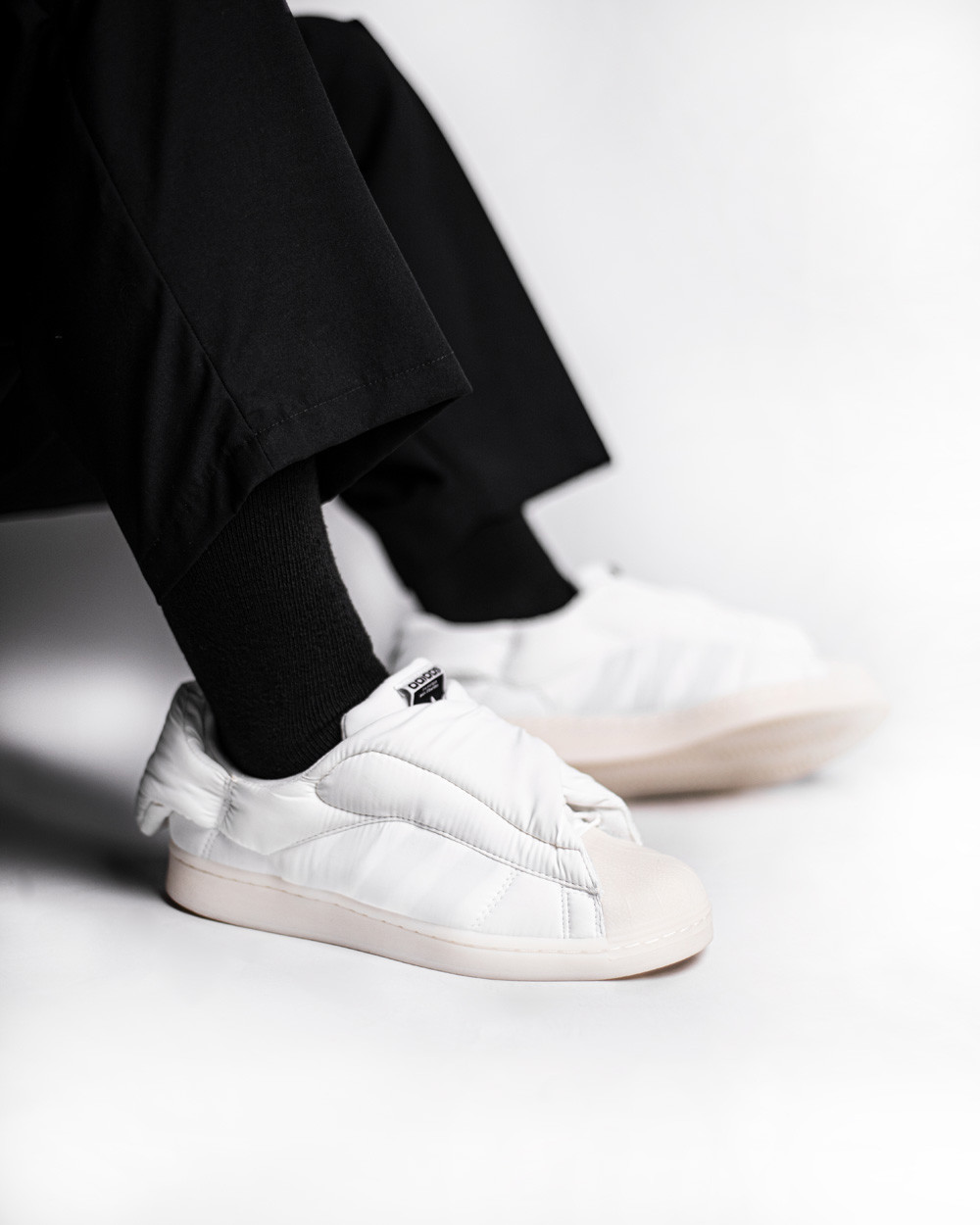 gin天太冷, 阿迪给鞋都穿上棉袄了! 小姐姐露腿穿真白啊!