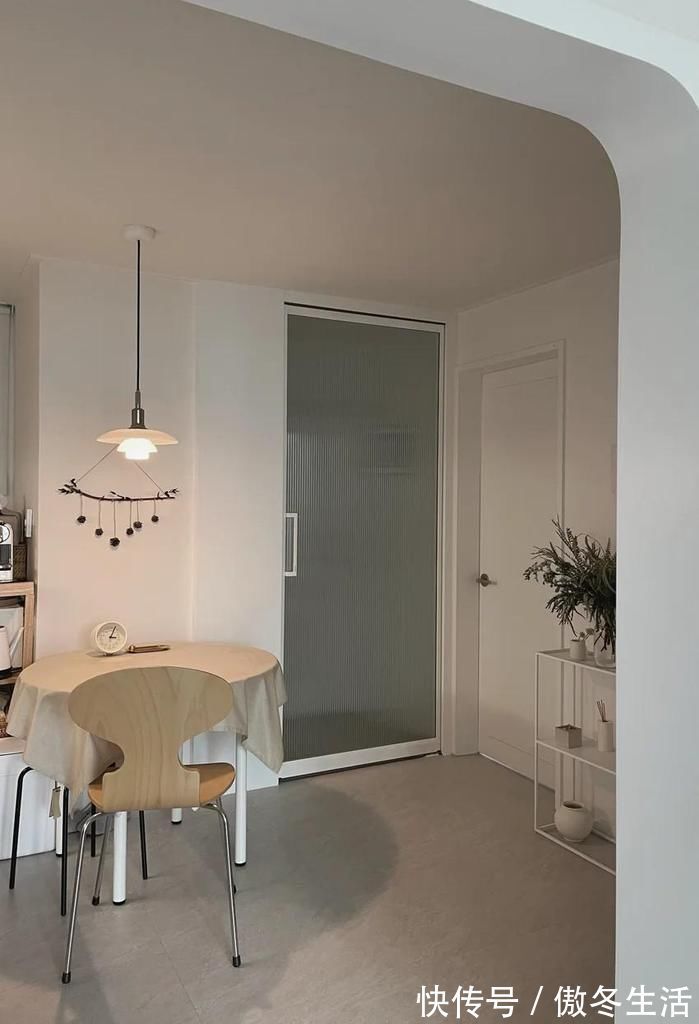 客厅|她独居住57㎡,打通阳台,去电视墙化,干净极简越住越像新房