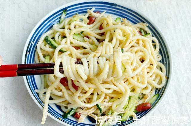 主食|夏天必备清爽主食鸡丝凉面,拌一拌10分钟上桌,酸辣又开胃