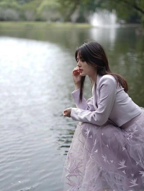 简单即是美，让人意外的同色西装配纱裙，搭在一起超时髦