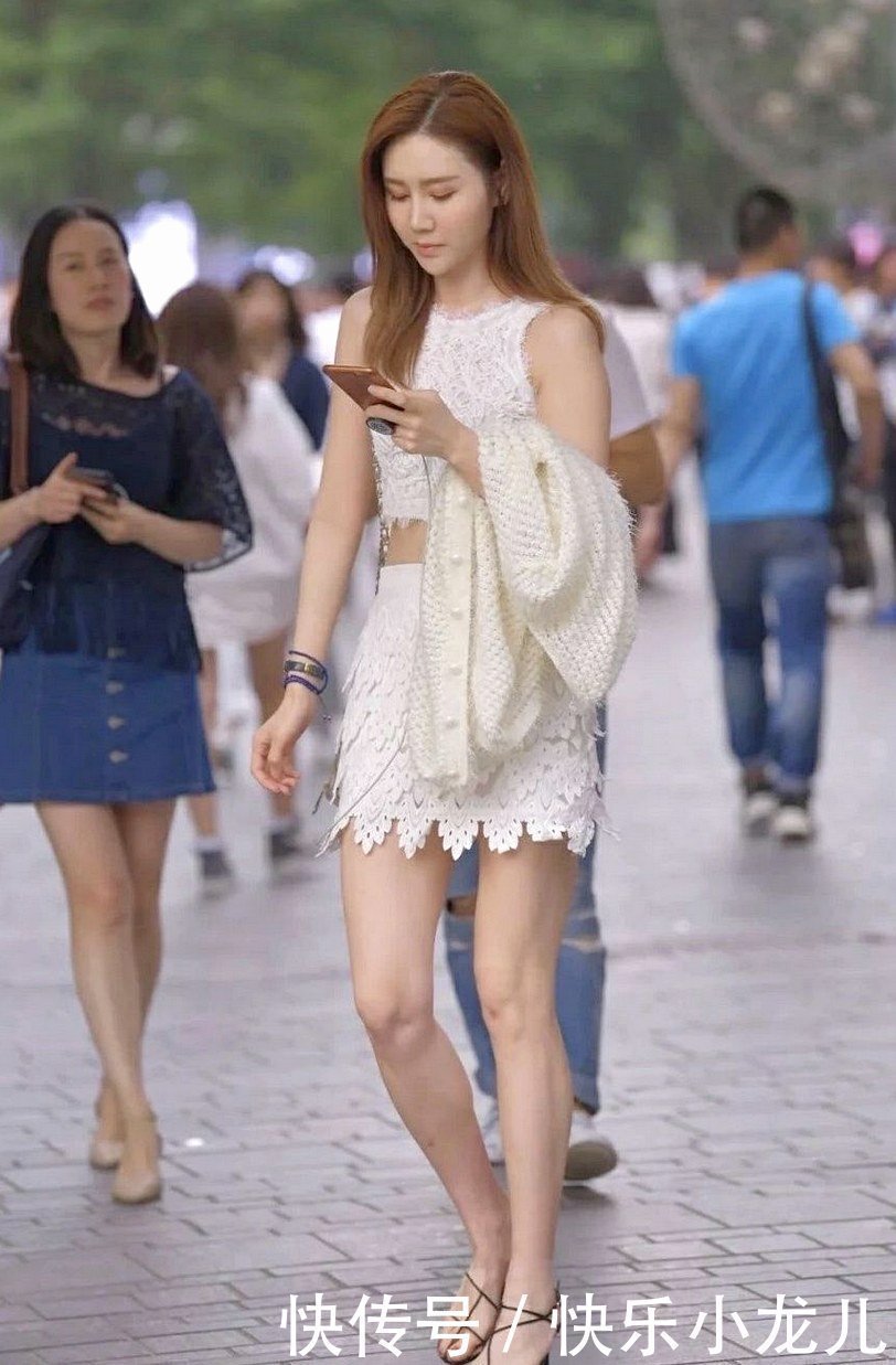 美女的蕾丝装够清凉了,玩的是微透和微露!