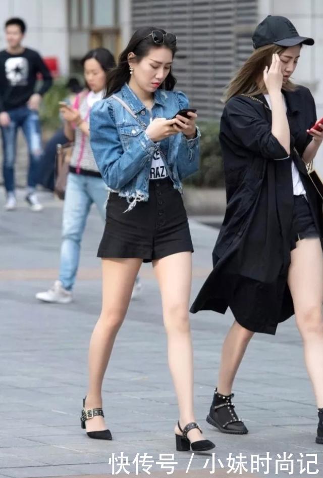 街拍时尚高腰款牛仔衣，搭配黑色潮裤，散发时尚女生的优雅韵味