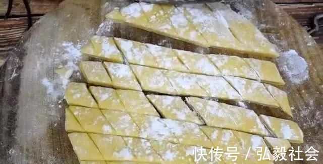 一碗面粉加两个鸡蛋,不需要一滴水,越吃越上瘾,刚上桌就抢空