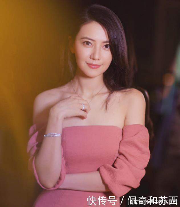 圆脸的女生尽量避开中分,显脸大还俗气,这4款发型更适合你