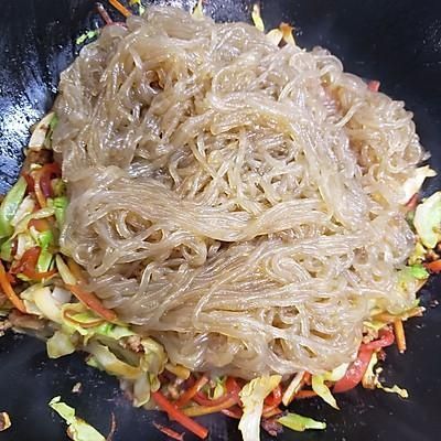 适合全家的经典美味～包菜肉沫炒粉条，老人小孩都爱吃