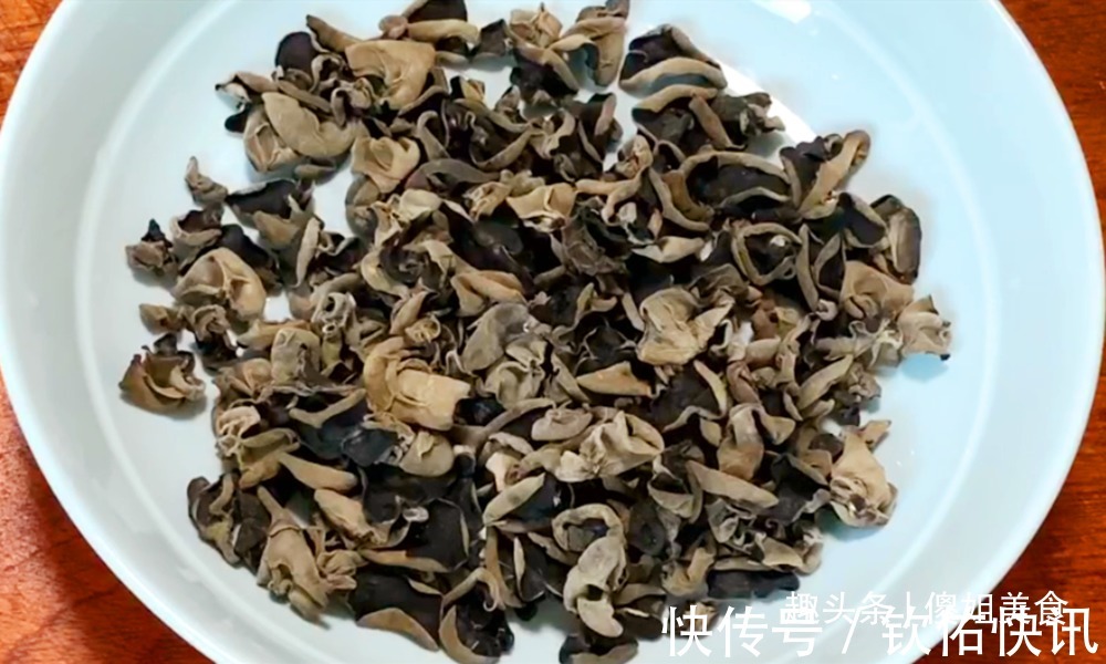 木耳万不可用清水洗,等于吃虫卵,教你1个妙招,脏东西全跑光