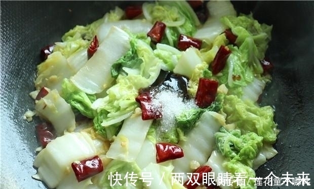 白菜帮|炒白菜很多人一开始就做错,教你个小窍门,出锅超好吃,还不出水