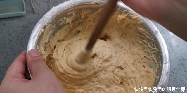 1碗玉米面,2个鸡蛋,不蒸不烤,松软香浓,孩子天天都想吃!