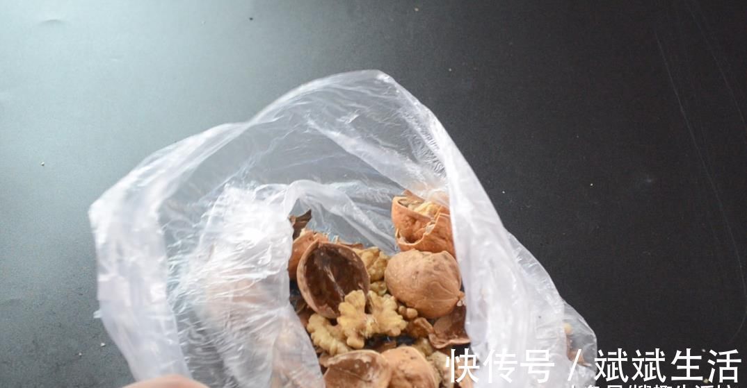 剥核桃谁还用工具剥 聪明的她一个塑料袋就搞定了, 方法简单又实用