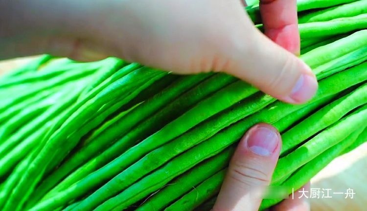 夏季|腌酸豆角，只放盐容易坏！老奶奶教你一招，酸脆爽口放一年也不坏