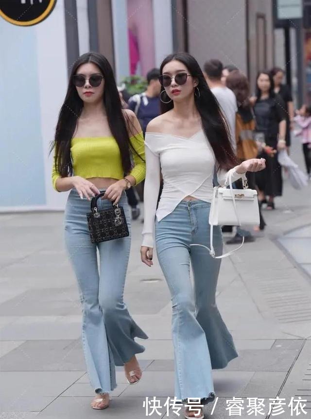 浅蓝色喇叭裤配个性上衣的穿搭,彰显性感之余又温柔优雅