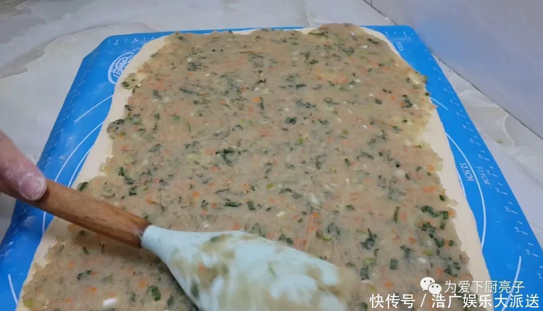 鸡蛋|土豆别再炒着吃了,撒1把葱花,比鸡蛋饼还香,出锅孩子都抢着吃