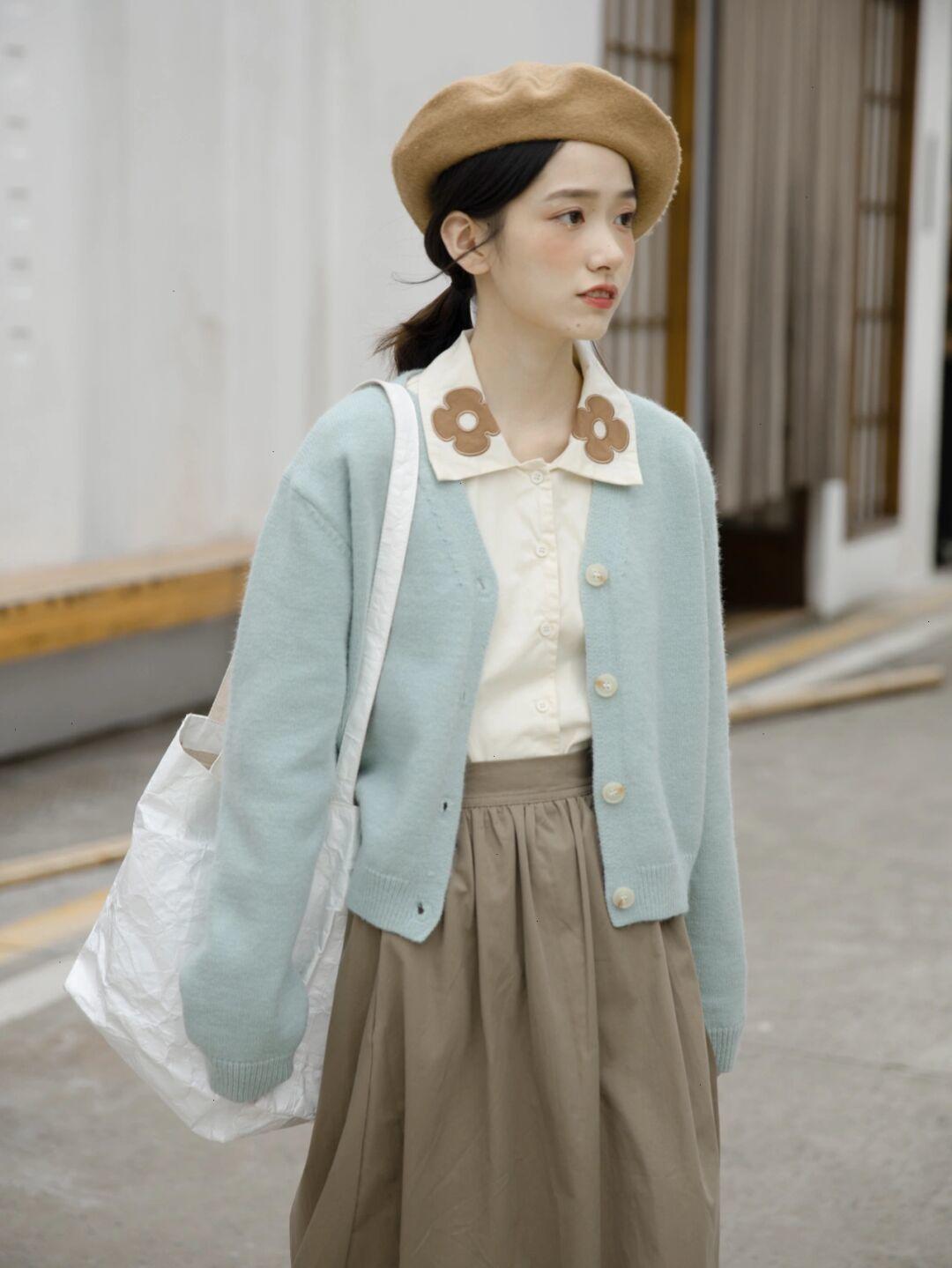 保暖 秋季想要穿出甜美可爱风,一定少不了蓝色针织开衫的搭配!