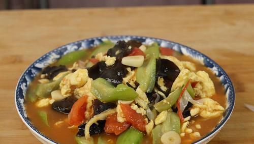 丝瓜皮|炒丝瓜时,记得不要直接下锅炒,多加这一步,丝瓜不发黑更有食欲