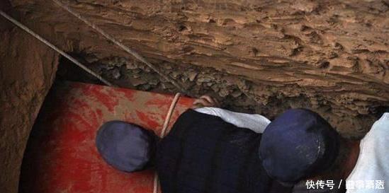 农民修房子挖出两副棺材,打不开放了一把火,他想掩饰什么!