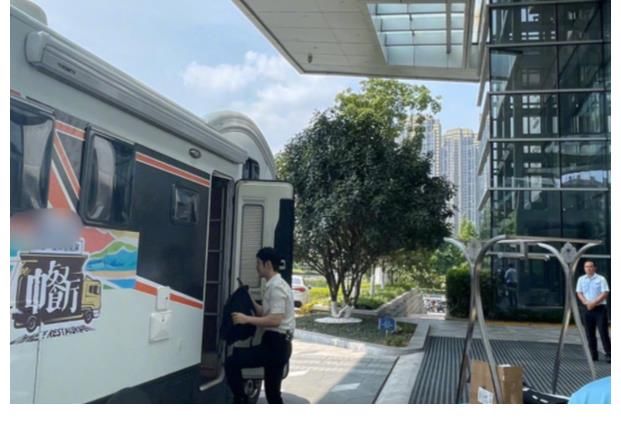 黄晓明|黄晓明录制《中餐厅5》路透照　发线前移保持刘海发型