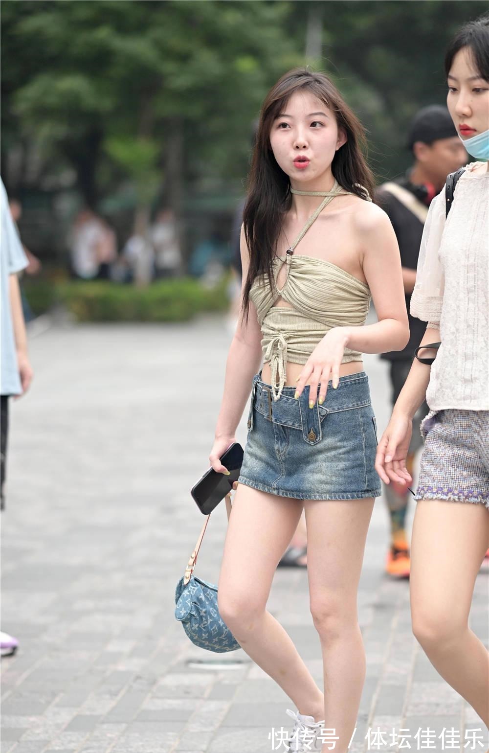 大长腿 夏季选择牛仔短裤,看着会比较独特,搭配都人不多,穿出个性!