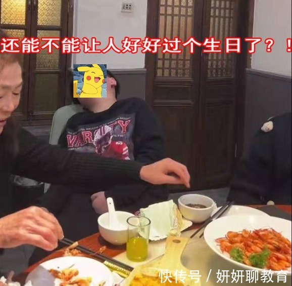 课本|生日蛋糕上插满“课本”,男孩被气哭,网友:家长自以为是的幽默