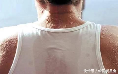 黑色食物|肾功能“不强”的男人，身体3处常会“汗如雨下”，希望你一个不占