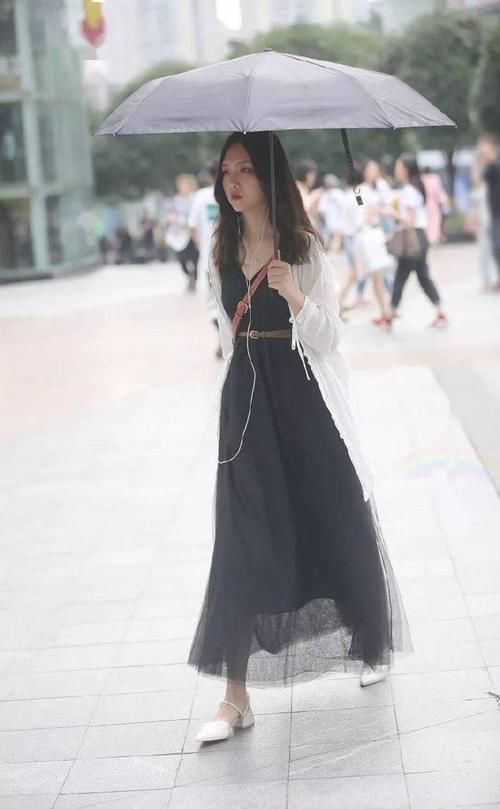 美女黑色连衣裙搭配一双尖头高跟鞋，凸显出她那优雅又时尚的魅力