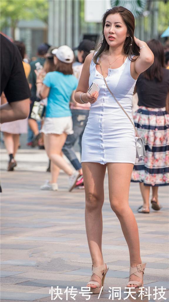 提升|街拍提升气质的法宝,霸气白色连衣裙助你气场全开