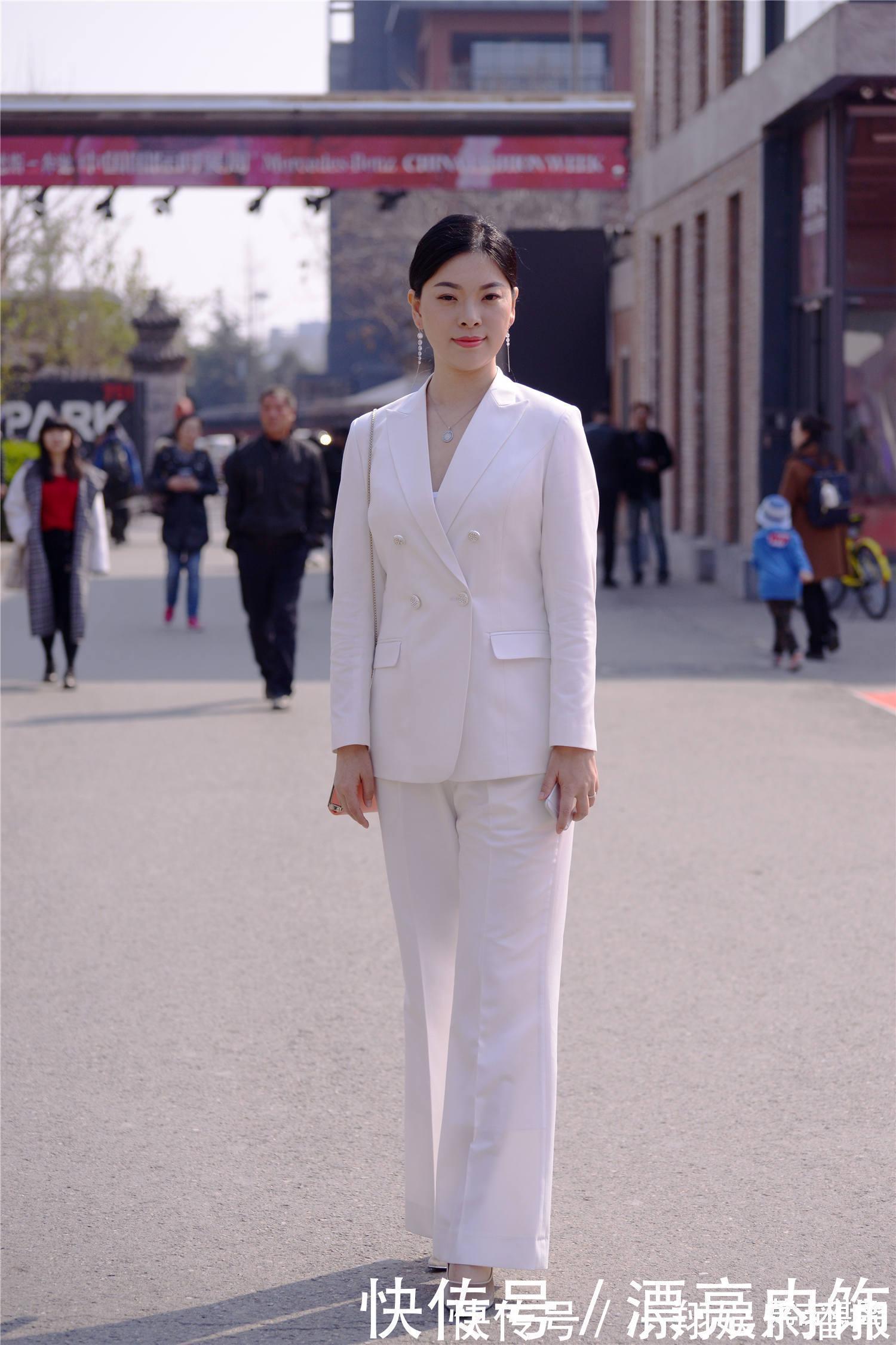西服套装|白色西服搭配西裤,一身正装,在高跟鞋衬托下,精致有型