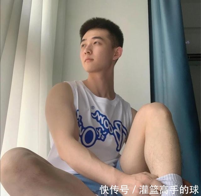 小哥哥|满脸胶原蛋白的大一小哥哥,一身清凉运动范,无袖T恤更显练家子!