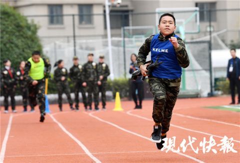 嘉年华|真人CS、机器人排雷、穿越火线……南京市小学国防教育嘉年华展少年力量！