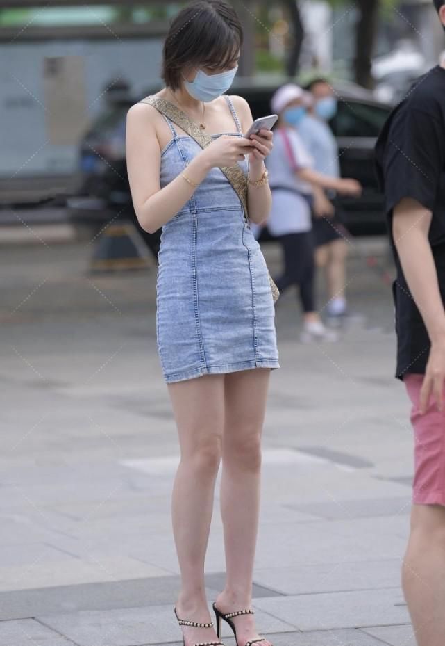 牛仔连衣裙让人看着很意外,搭金色精致包包韵味十足吸引路人眼球