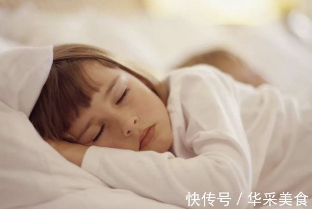危险|宝宝趴着睡觉,有助于大脑发育吗?难怪那么多宝宝喜欢趴着睡