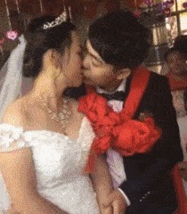 |搞笑GIF段子:小伙子,要不算了吧,大街上挺丢人的!