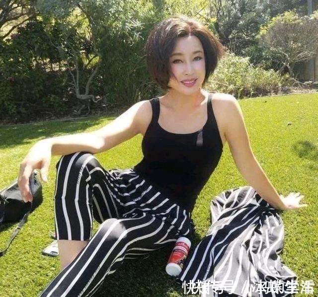 收藏价值$刘晓庆开启个人书法展,她的书法作品真的有收藏价值和艺术价值吗