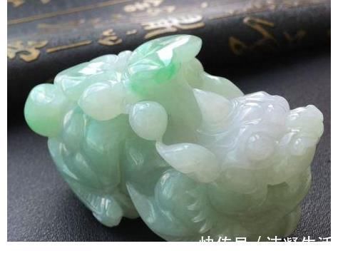 翡翠白菜&面对不同的翡翠摆件,你知道它的魅力与摆放的讲究吗?