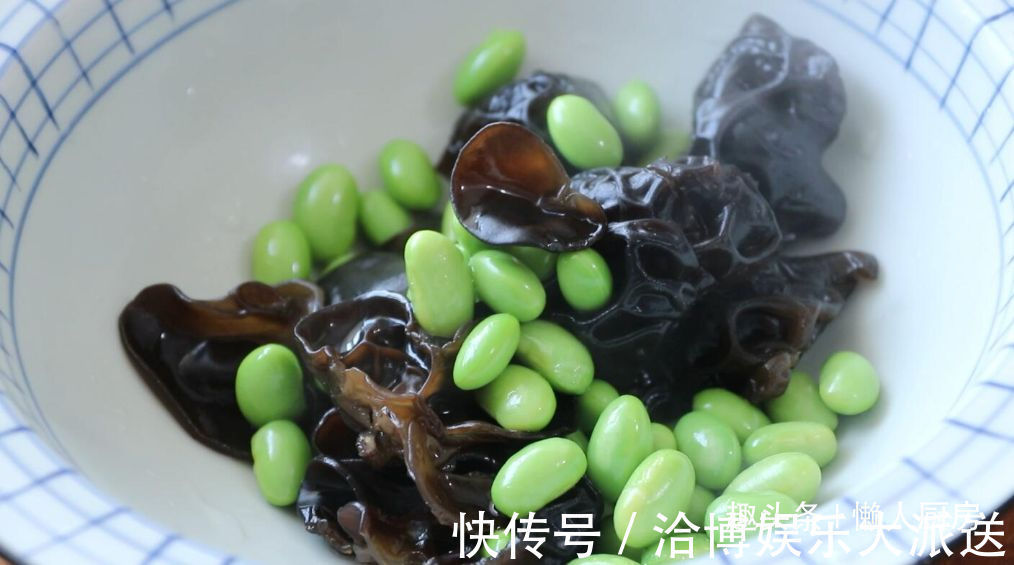 1张百叶,1块猪肉,教你做千张肉卷,配上毛豆和咸蛋黄,连汤喝光