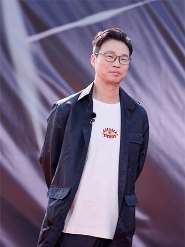 王迅被贾乃亮用洗脚水泼脸遭侮辱,演艺圈通病,不火的明星没人权