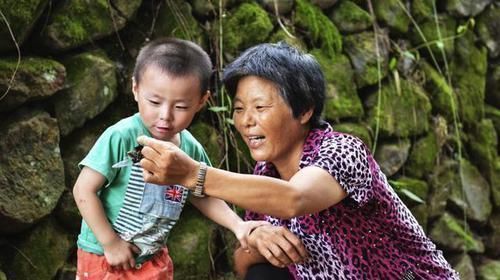 奶奶|5岁儿子跟外婆亲,奶奶醋意大发,怒骂儿媳:你是怎么教育孩子的