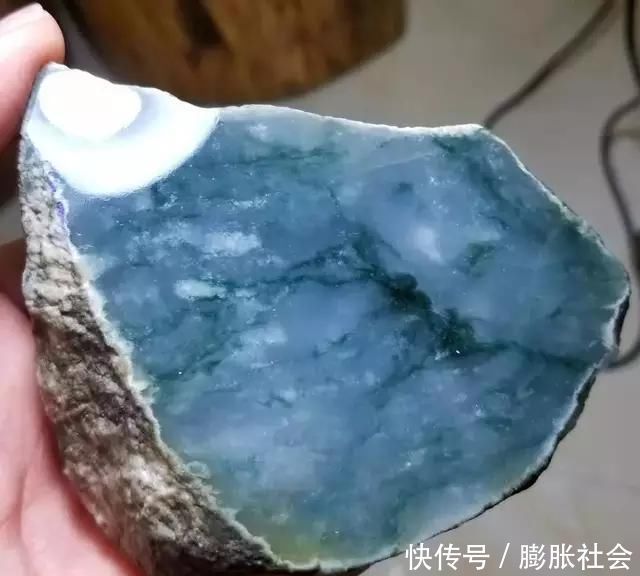 跟老缅折腾半天才买下的赌石,朋友说我没眼光,起货后感觉这钱花的值