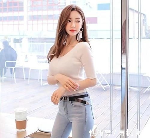 快乐的女人 气质独特紧身牛仔裤小姐姐,苗条好身材,轻松穿出不一样的美!