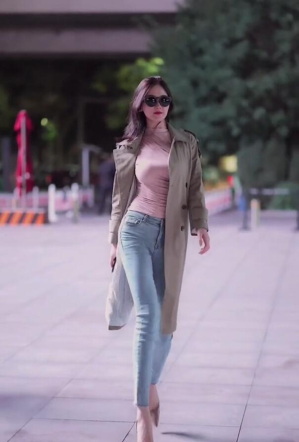 九分牛仔裤搭十公分高跟，都市女郎范，美的独一无二