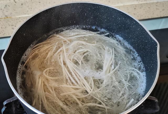 早餐，孩子迷上吃这碗面，有荤有素营养均衡，美味健康还长身体