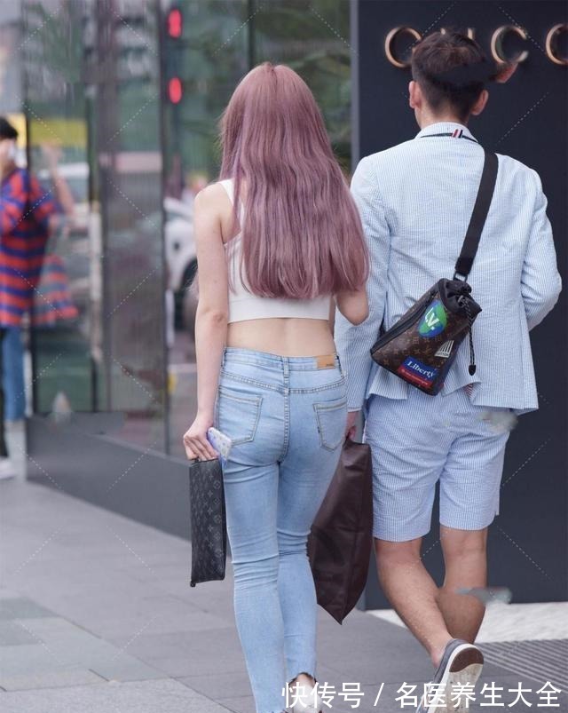 百褶裤 牛仔打底裤搭配性感白色上衣，有良好的垂坠感，凸显身材比例！